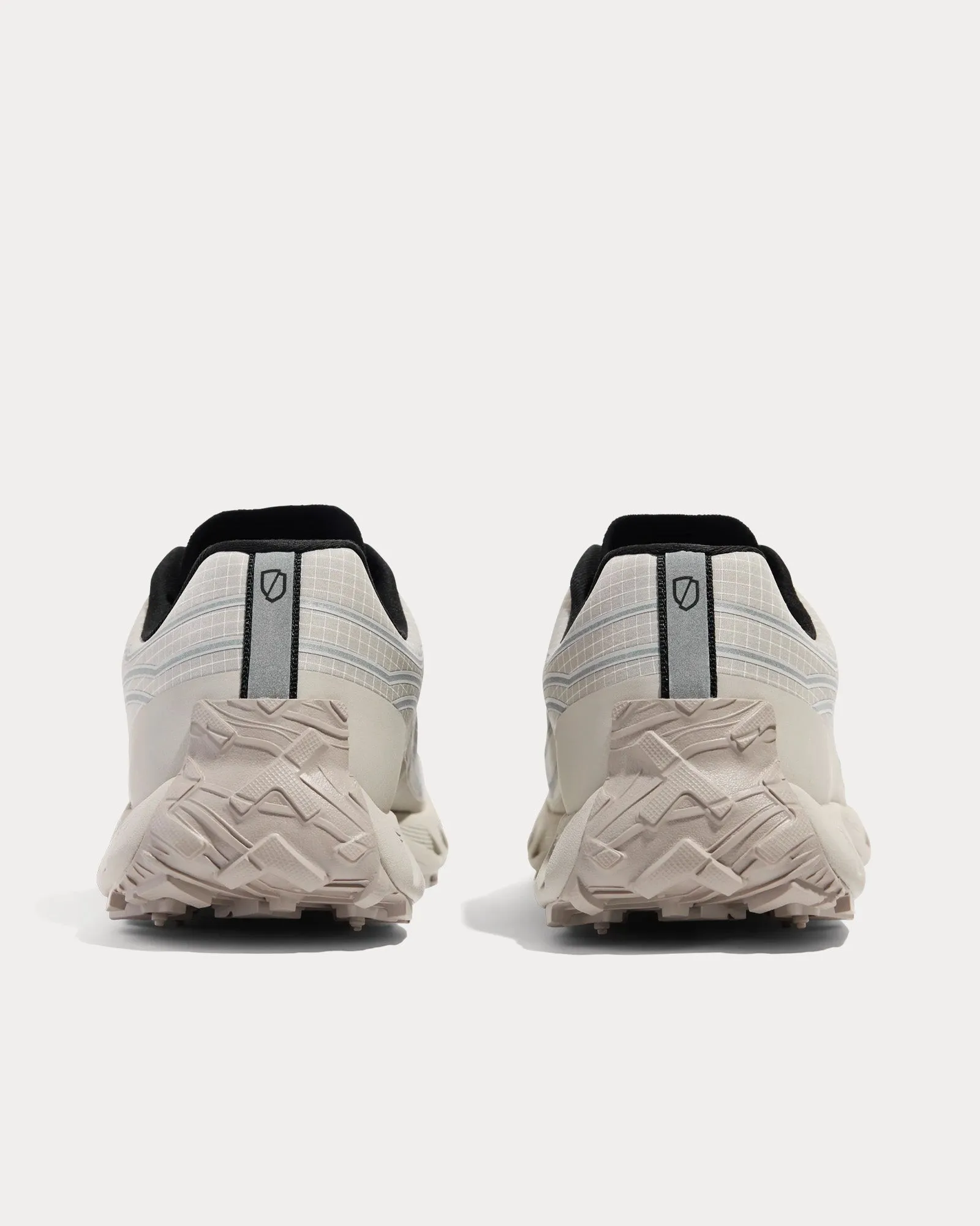 002 M Cinder Running Shoes