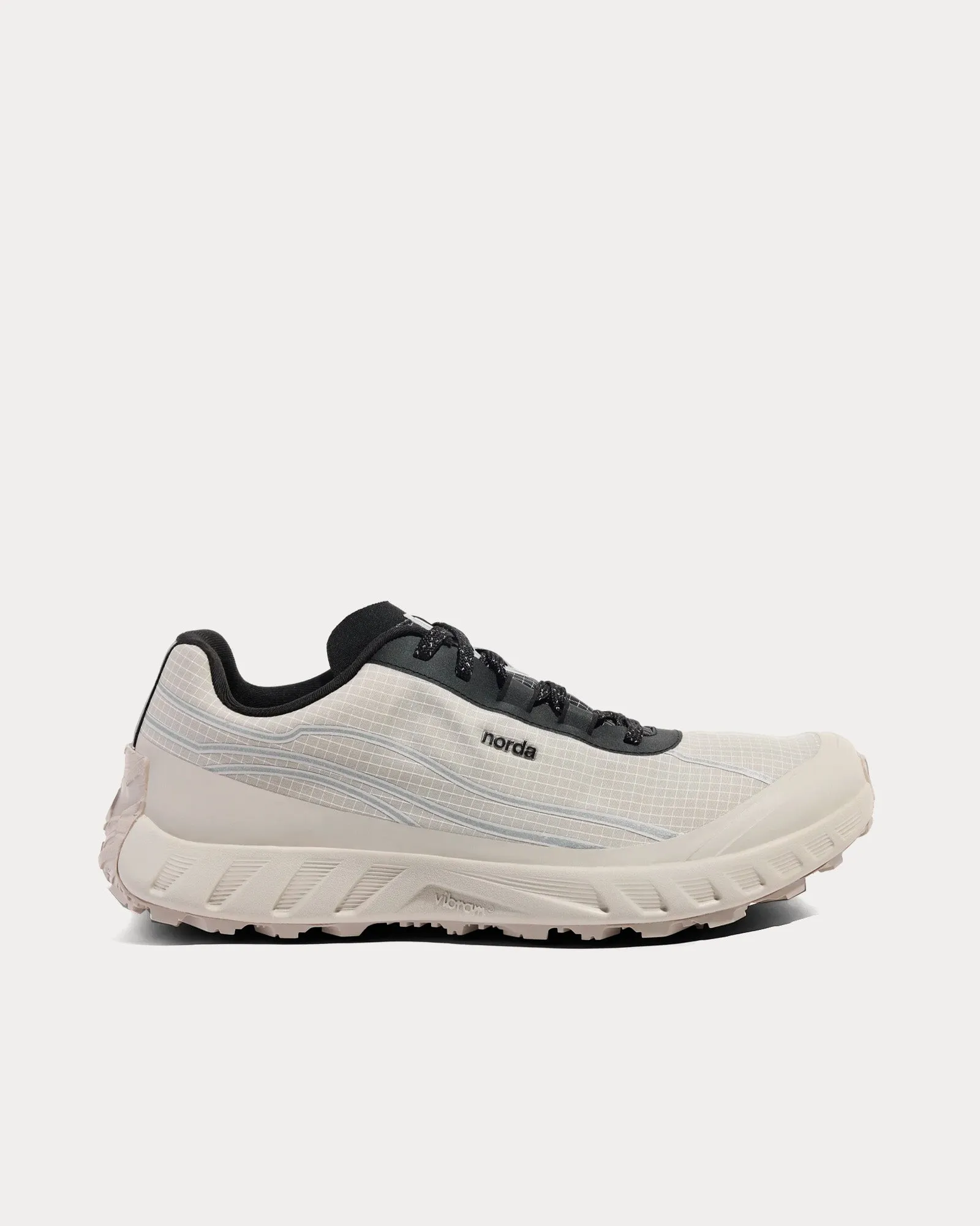 002 M Cinder Running Shoes