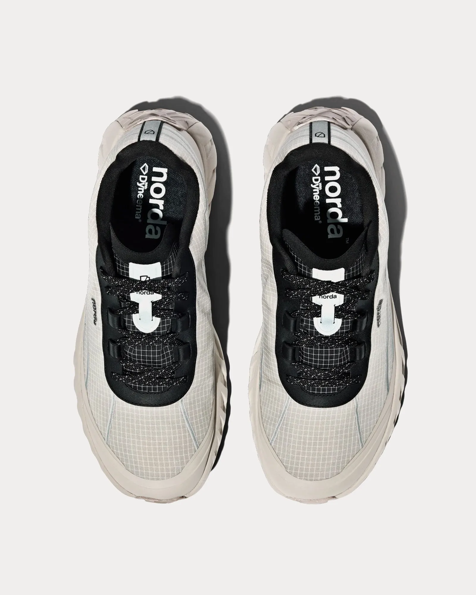 002 M Cinder Running Shoes