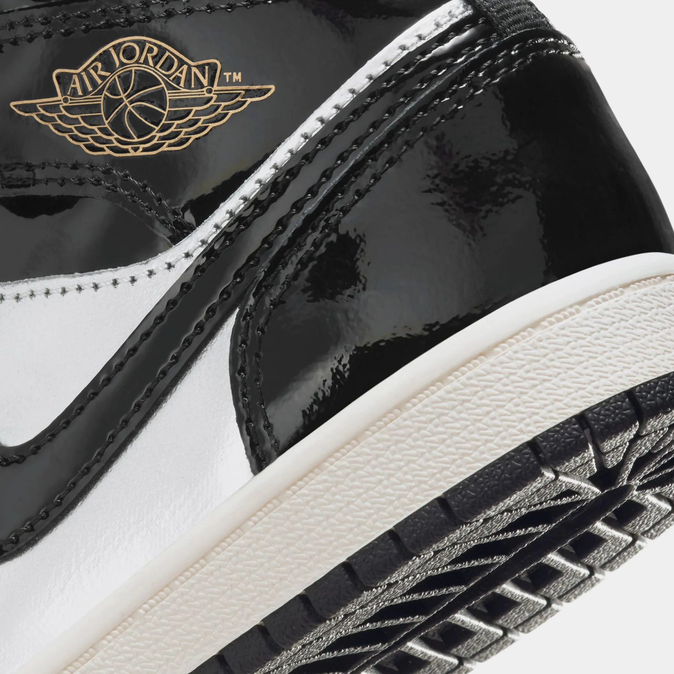 Air Jordan 1 Mid SE Preschool Lifestyle Shoes (Black/Metallic Gold/Metallic Silver)