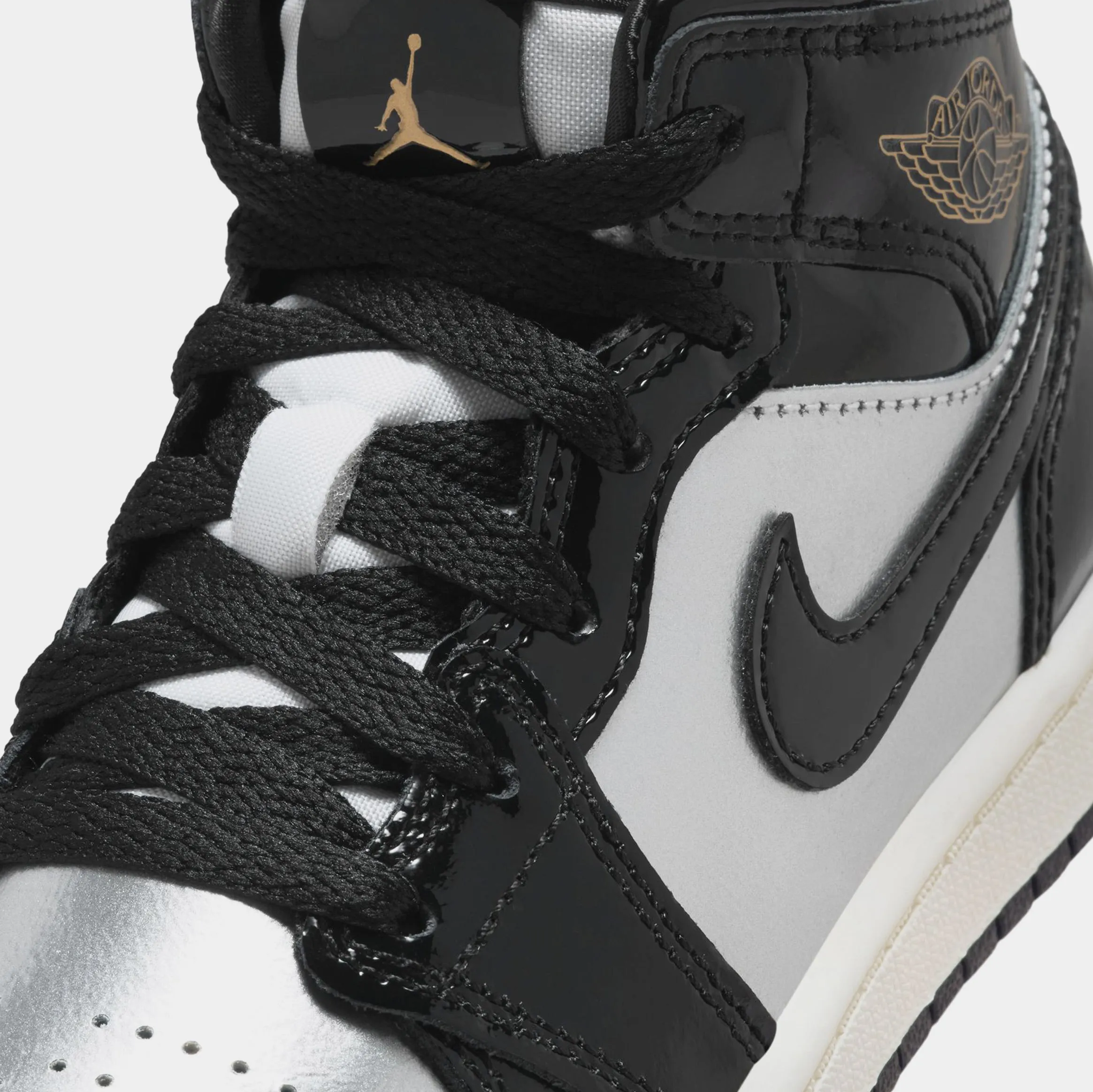 Air Jordan 1 Mid SE Preschool Lifestyle Shoes (Black/Metallic Gold/Metallic Silver)