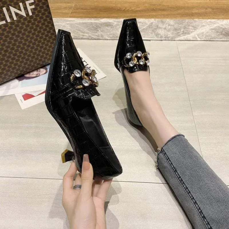 Finn Chain Pointed Toe Mule Crocodile Pattern Patent Leather Muller Pumps Rhinestone Metal Buckle Autumn Stiletto Square Head Kitten Heels Women