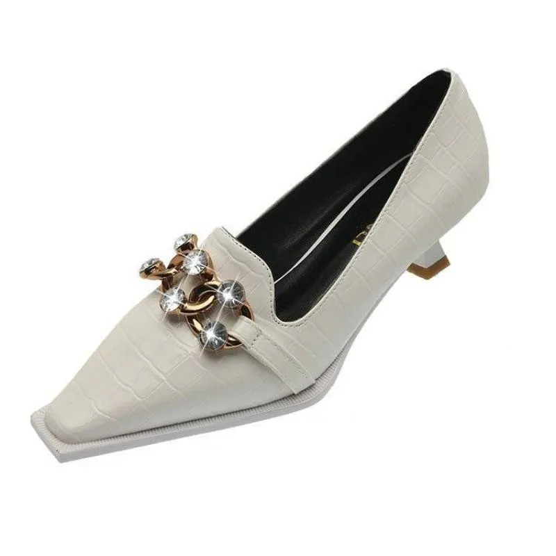 Finn Chain Pointed Toe Mule Crocodile Pattern Patent Leather Muller Pumps Rhinestone Metal Buckle Autumn Stiletto Square Head Kitten Heels Women