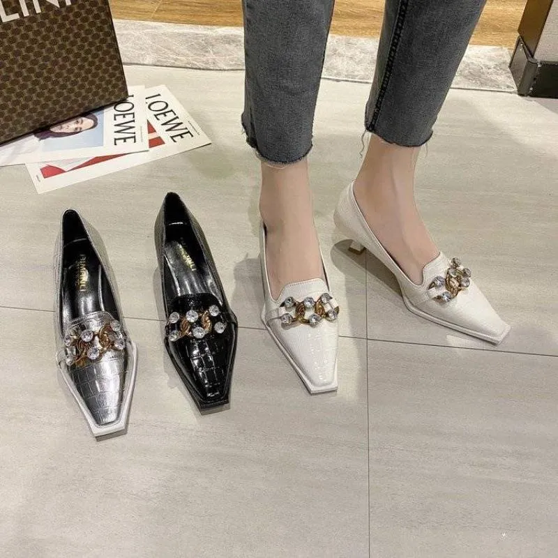 Finn Chain Pointed Toe Mule Crocodile Pattern Patent Leather Muller Pumps Rhinestone Metal Buckle Autumn Stiletto Square Head Kitten Heels Women