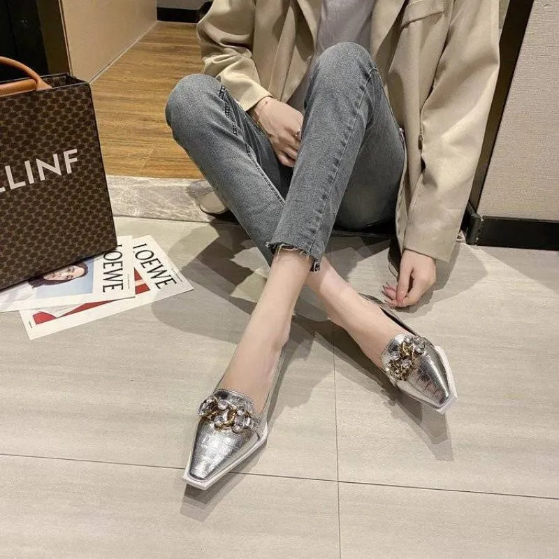 Finn Chain Pointed Toe Mule Crocodile Pattern Patent Leather Muller Pumps Rhinestone Metal Buckle Autumn Stiletto Square Head Kitten Heels Women