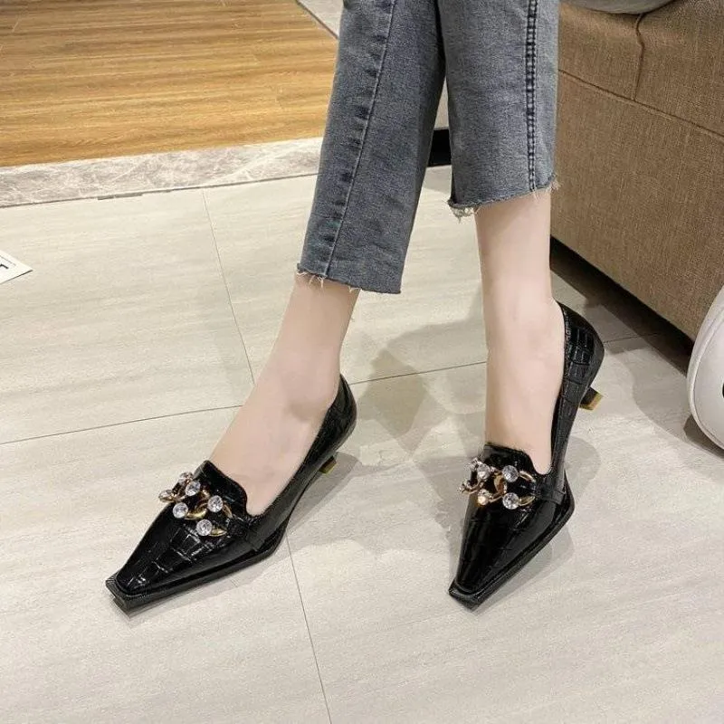Finn Chain Pointed Toe Mule Crocodile Pattern Patent Leather Muller Pumps Rhinestone Metal Buckle Autumn Stiletto Square Head Kitten Heels Women